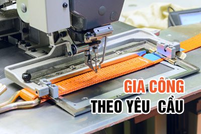 Industrial Sewing Machine Sews A Ratchet Strap.