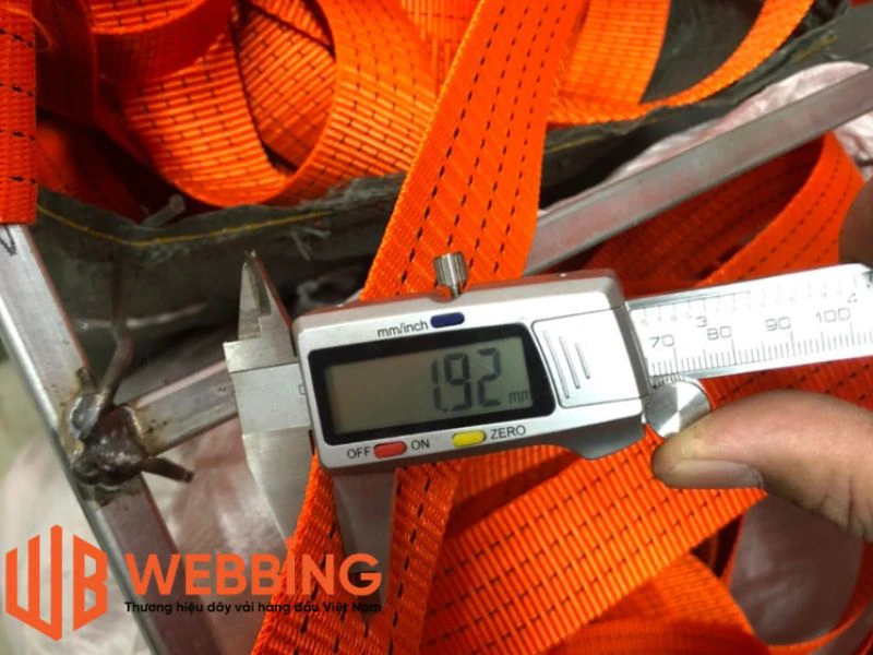 Tại sao dây đai polyester phù hợp cho thiết bị nâng hạ hơn nhiều loại dây sợi tổng hợp khác?