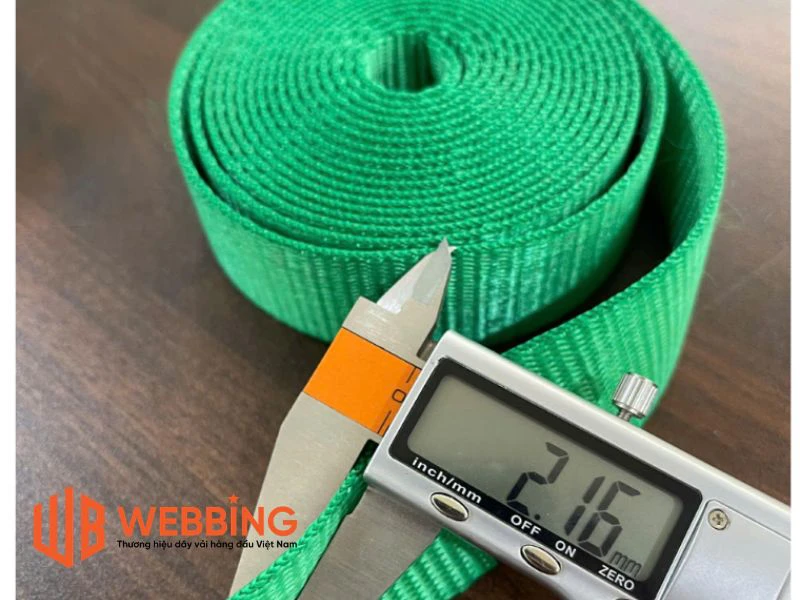Buộc nút trên dây đai polyester
